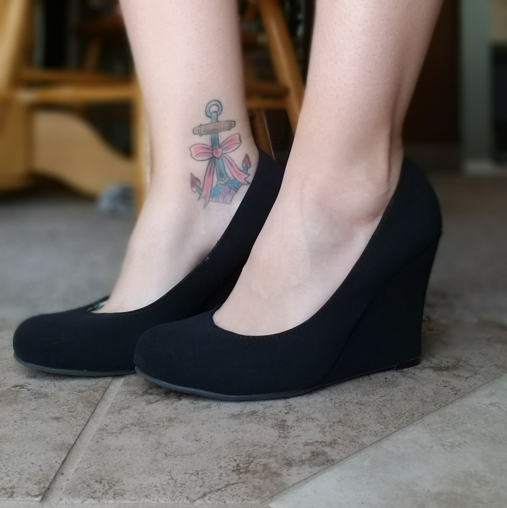 Black wedges
